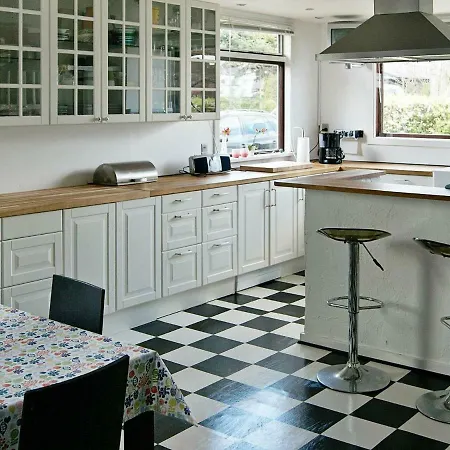 Three-bedroom Holiday In 2 *